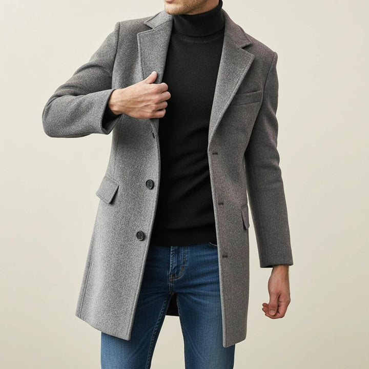 Cappotto classico uomo lungo monopetto, risvolto a punta. Perfetto soprabito formale per l'eleganza maschile invernale.