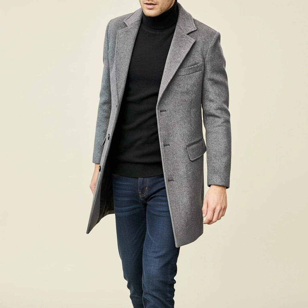 Cappotto lungo uomo monopetto, modello slim fit con elegante risvolto a punta. Ideale outerwear formale per l'inverno.