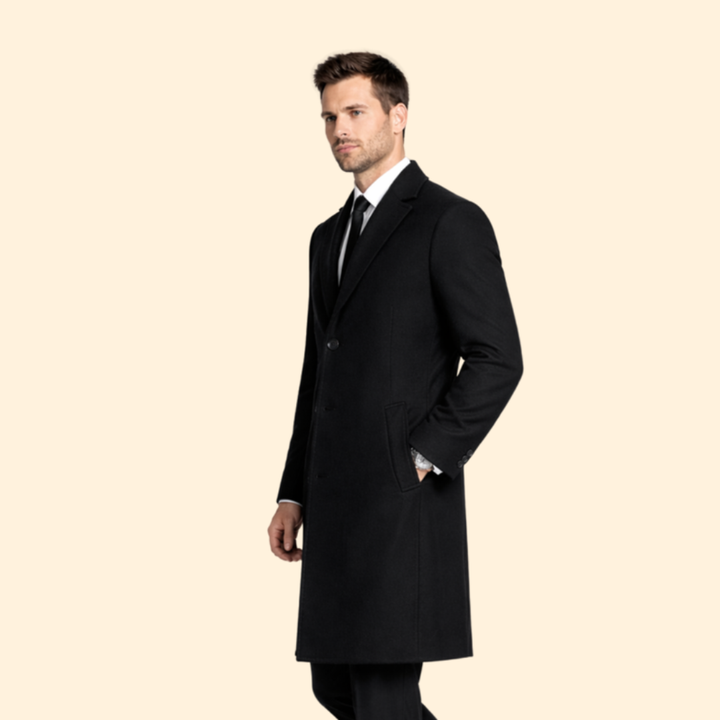 Overcoat uomo elegante con rever intagliato. Un capo classico slim fit per l'abbigliamento maschile.
