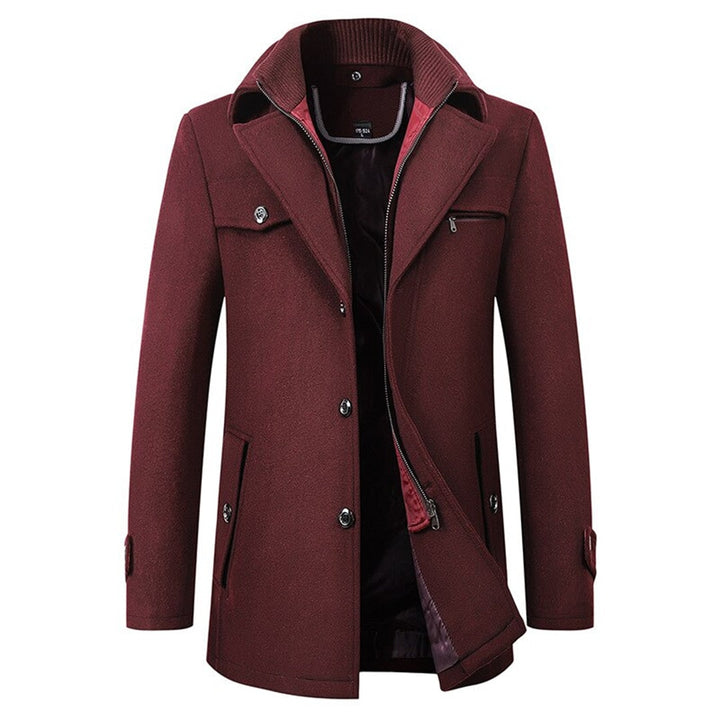 Soprabito uomo con dettagli sartoriali, revers a tacca e pettorina interna. Moda maschile in rosso vino.