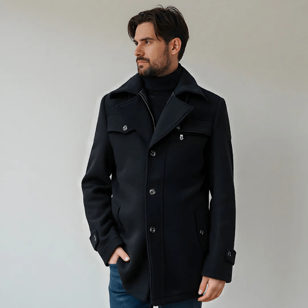 Dettaglio colletto stratificato e zip su moderno trench uomo bordeaux. Stile unico e sofisticato.