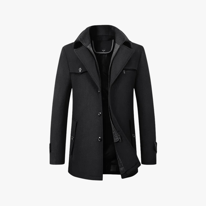 Vista frontale di cappotto trench uomo slim fit, con zip, mostra silhouette affinata e pulita.