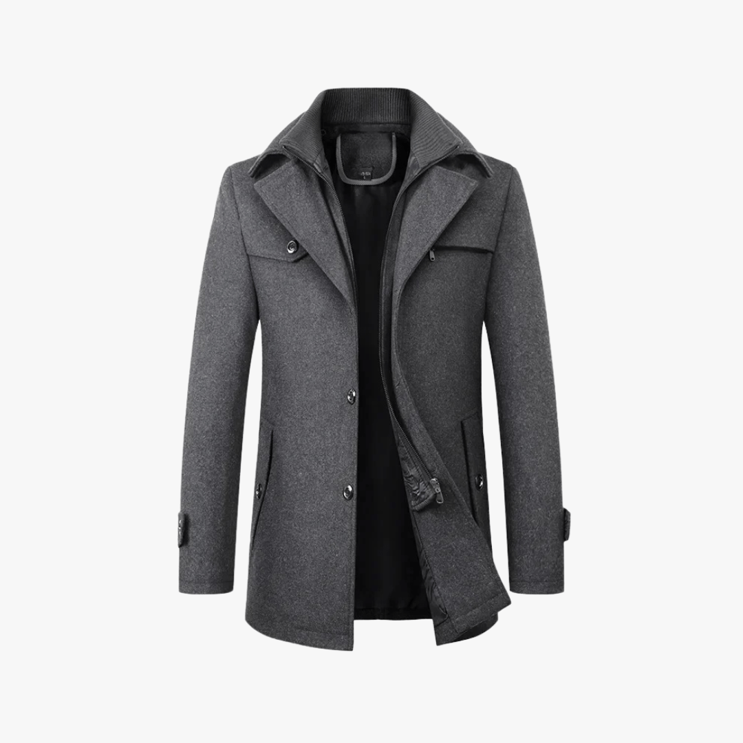 Modello indossa trench uomo grigio slim fit. Stile professionale e contemporaneo.