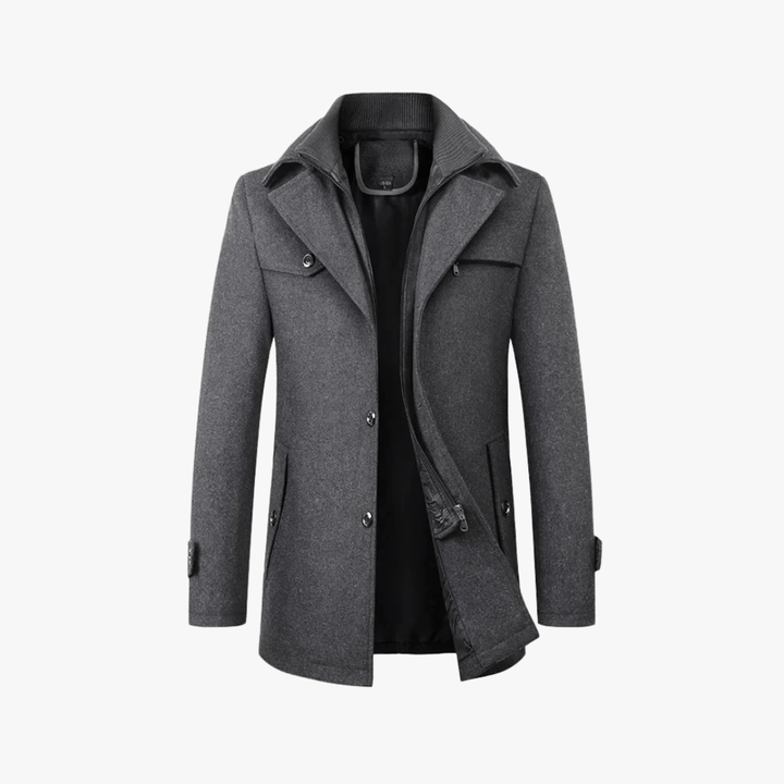 Modello indossa trench uomo grigio slim fit. Stile professionale e contemporaneo.