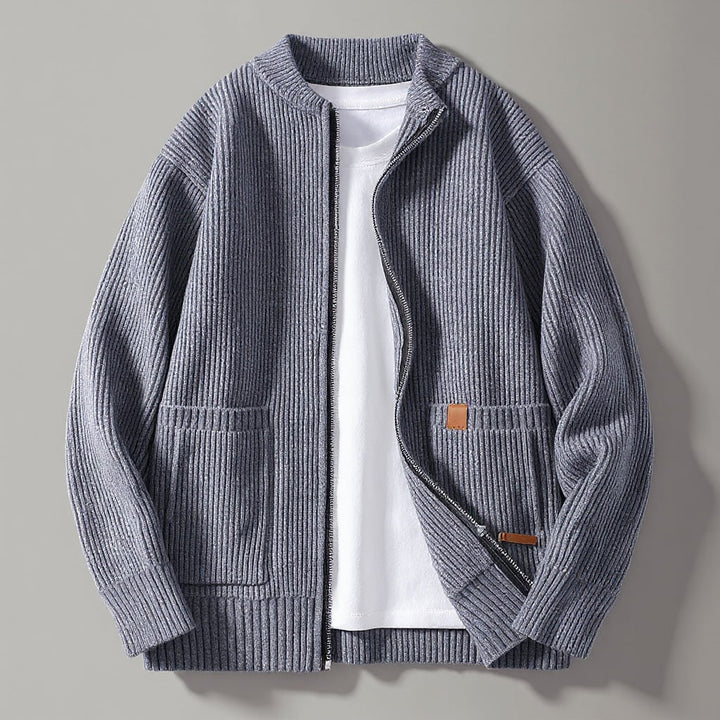 Cardigan uomo elegante con zip frontale, collo alto e tasche laterali, perfetto per look casual-chic autunno inverno.