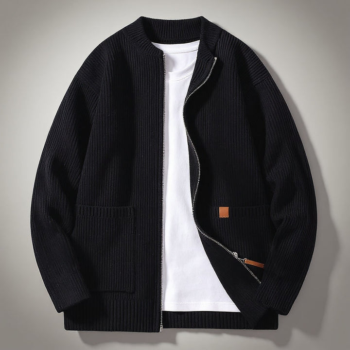 Uomo in outfit casual-elegante, indossa un confortevole cardigan con zip, collo alto e pratiche tasche.