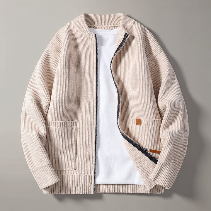 Cardigan uomo con zip, tasche e maglia a coste, offre comfort e stile versatile per la moda maschile autunno inverno.