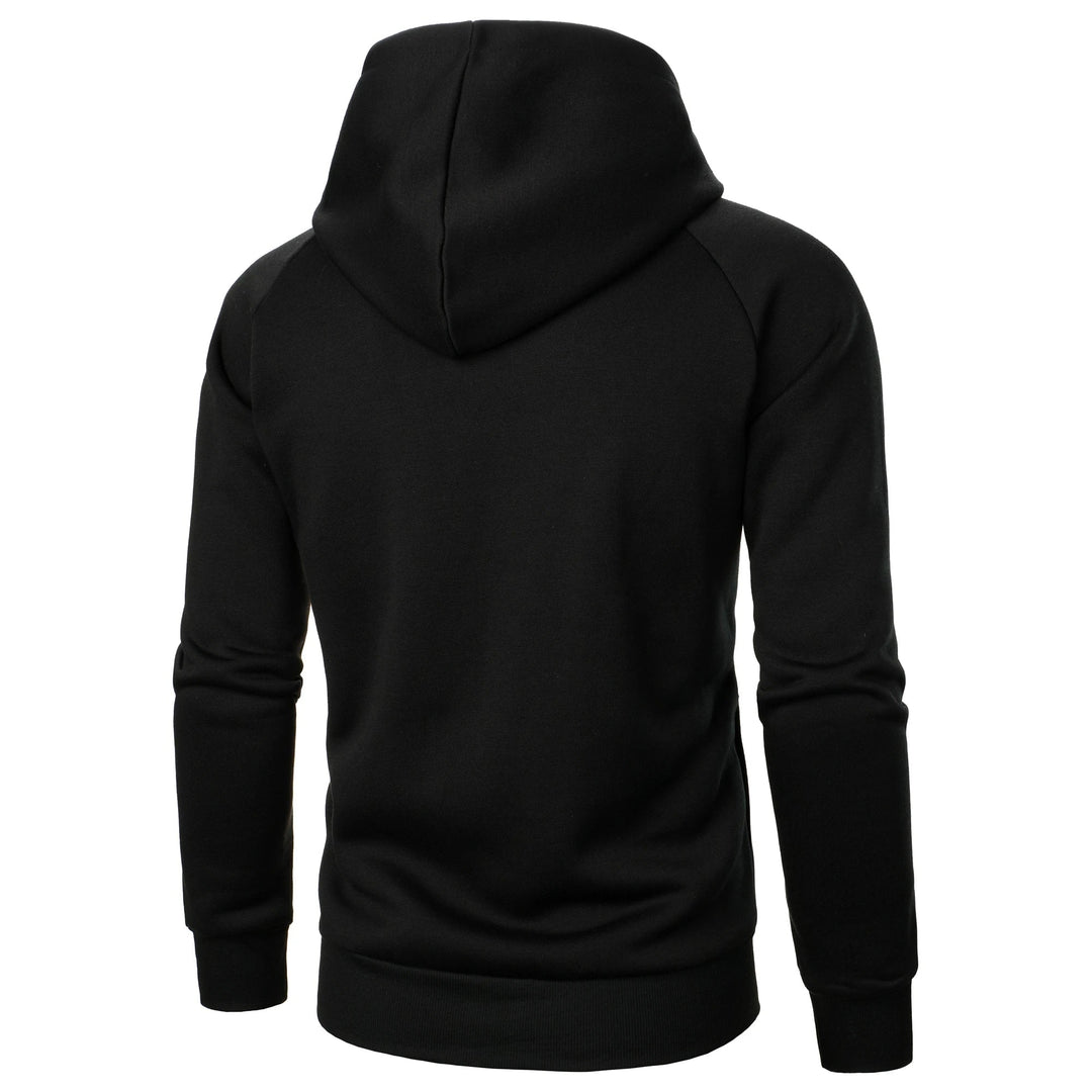 Uomo indossa felpa grigia asimmetrica con cappuccio, cerniera e maniche raglan. Look moderno e casual.