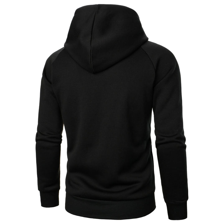 Uomo indossa felpa grigia asimmetrica con cappuccio, cerniera e maniche raglan. Look moderno e casual.
