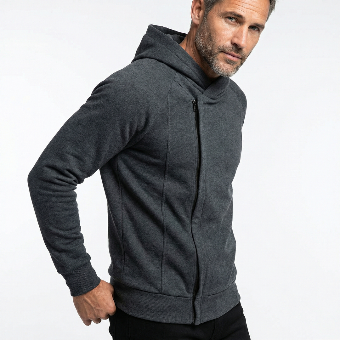 Felpa nera uomo con cappuccio, zip asimmetrica, maniche raglan. Stile urbano e moda maschile contemporanea.