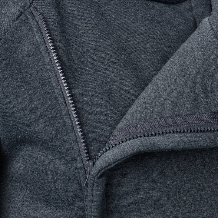 Felpa uomo grigia con cappuccio, cerniera laterale asimmetrica e maniche raglan. Versatile per ogni giorno.