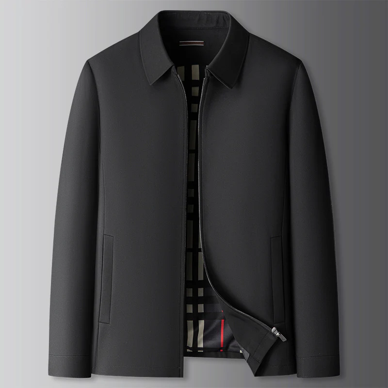 Uomo con giacca a vento elegante, giacca leggera da mezza stagione con fodera a quadri. Stile casual maschile.