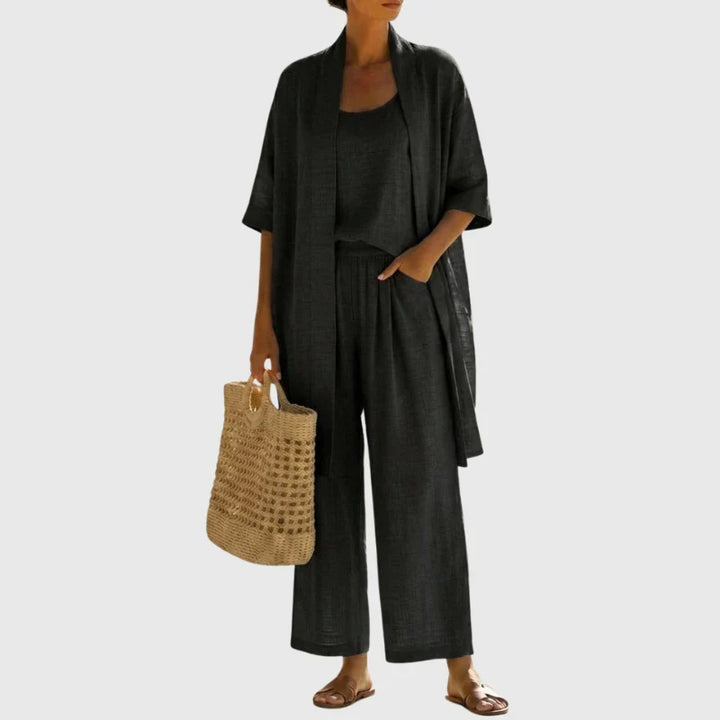 Outfit donna estivo 3 pezzi in lino: pantaloni palazzo, top corto e cardigan aperto, perfetto per la spiaggia o città.