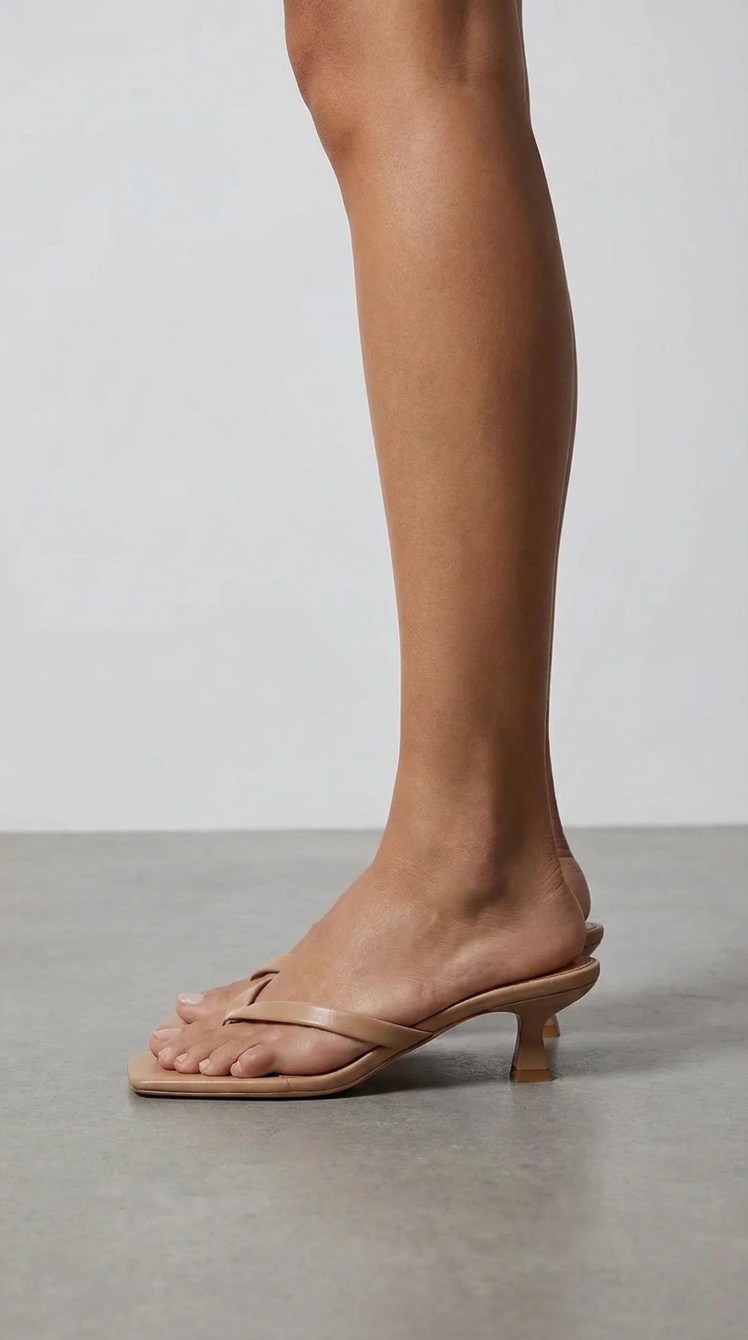 Infradito donna estivi con tacco gattino e fasce sottili per un look casual-elegante di moda.