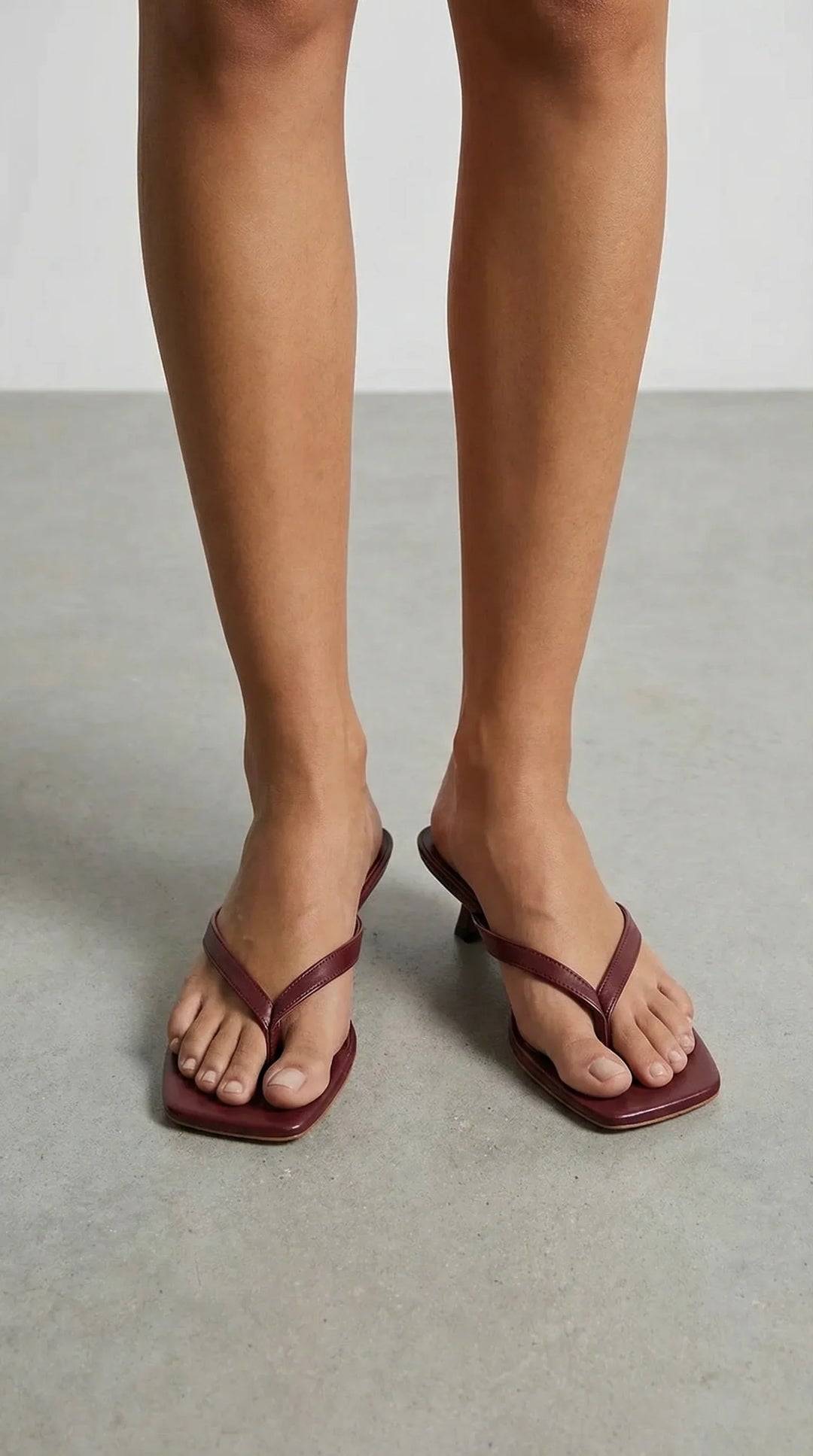 Sandali donna comodi ed eleganti, infradito con tacco gattino e fasce sottili per l'estate.