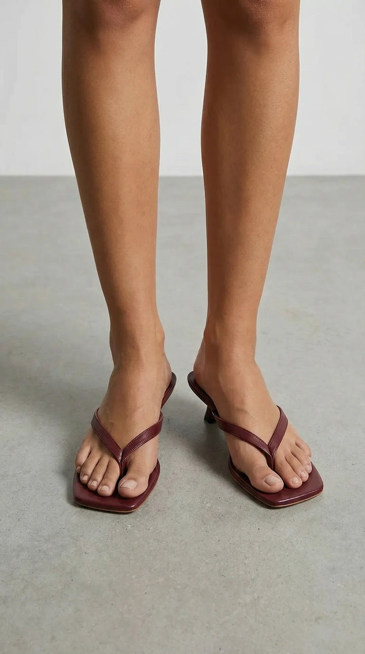Sandali donna comodi ed eleganti, infradito con tacco gattino e fasce sottili per l'estate.