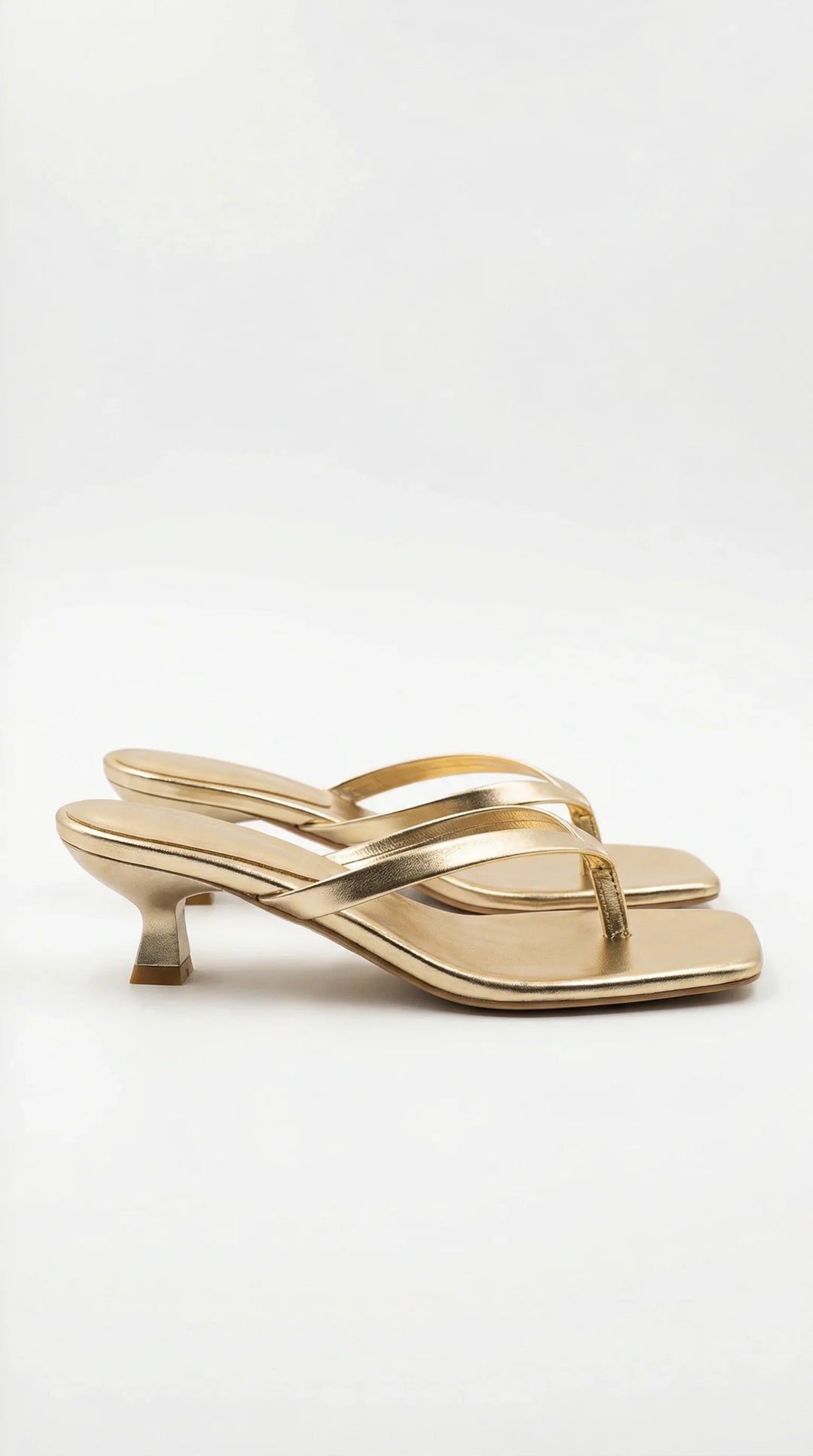 Eleganti sandali infradito donna con tacco gattino e fasce sottili, ideali per serate estive.