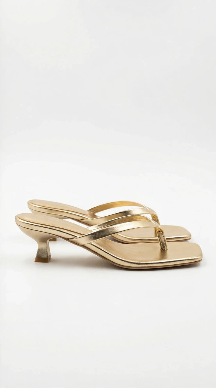 Eleganti sandali infradito donna con tacco gattino e fasce sottili, ideali per serate estive.
