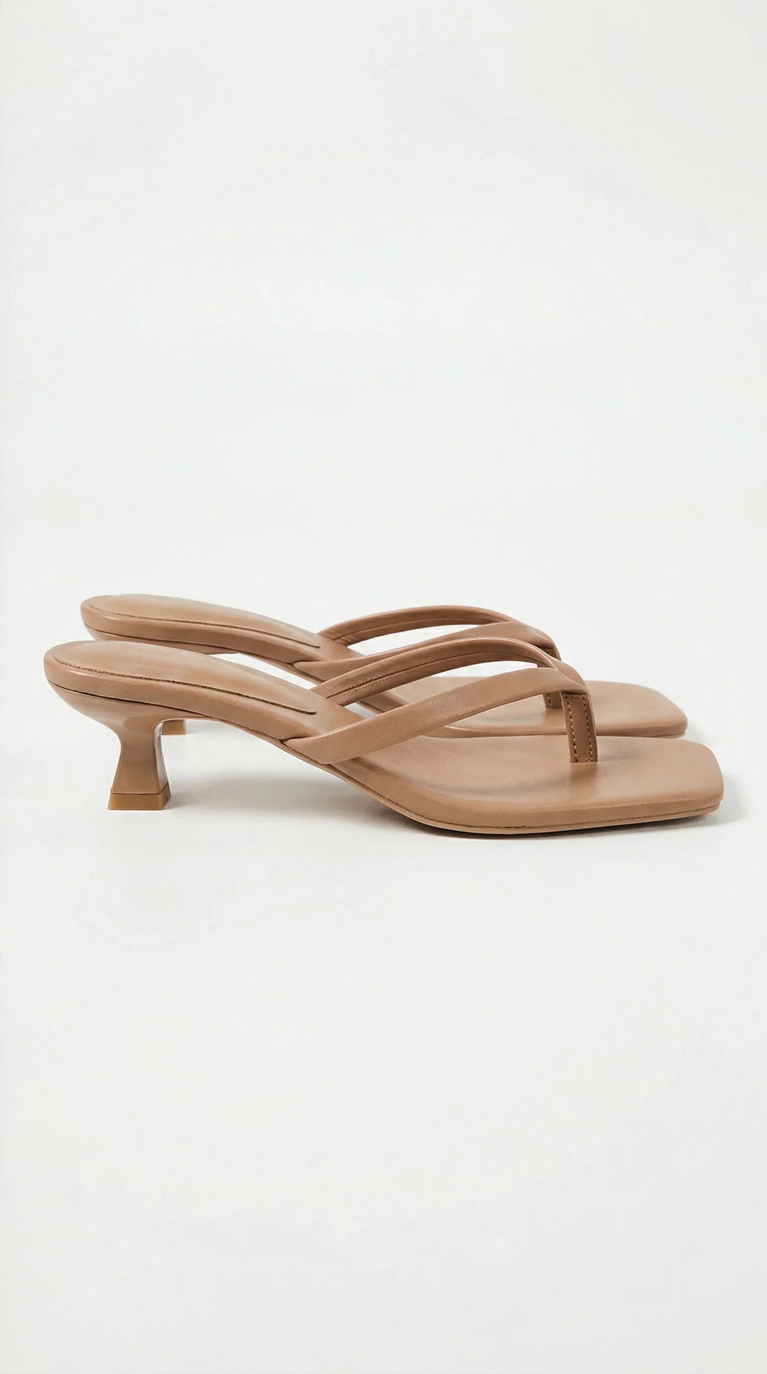 Sandali estivi donna minimalisti, infradito con tacco gattino e fasce sottili per un look chic.