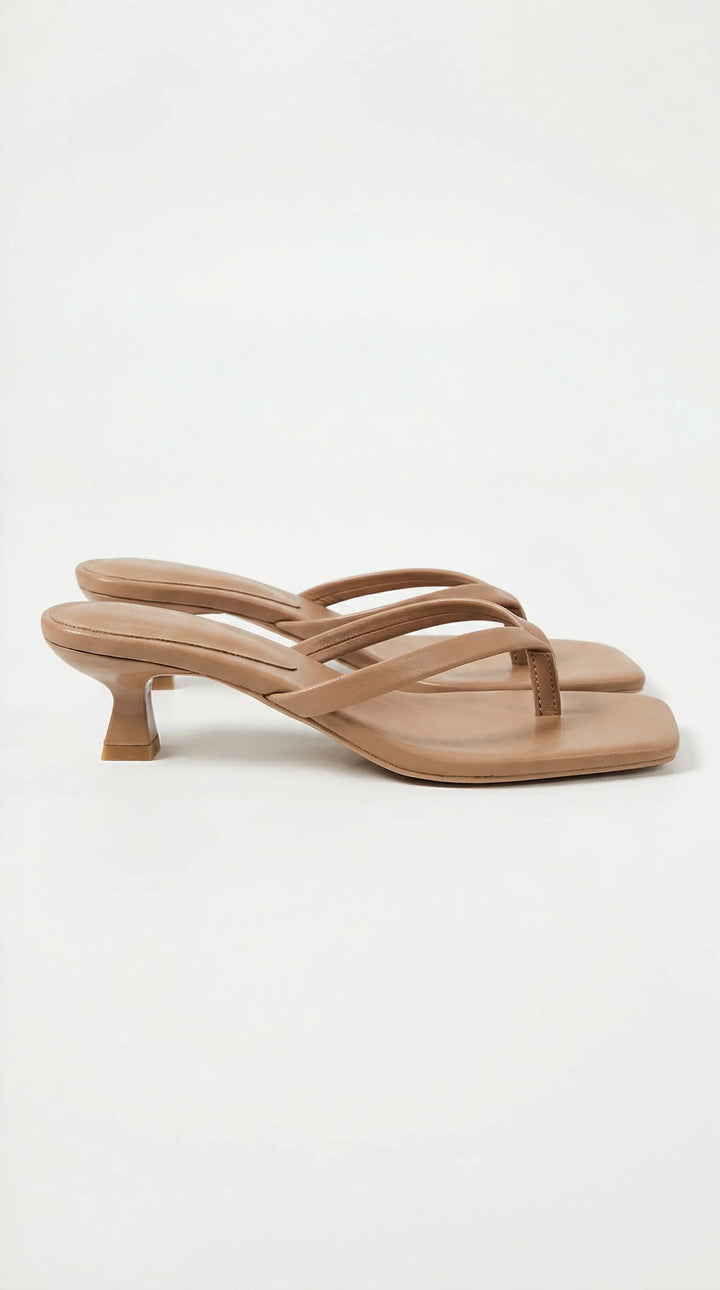 Sandali estivi donna minimalisti, infradito con tacco gattino e fasce sottili per un look chic.