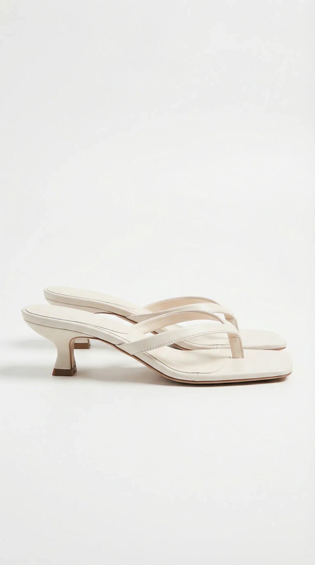 Sandali estivi donna casual infradito, tacco gattino, fasce sottili per outfit alla moda.