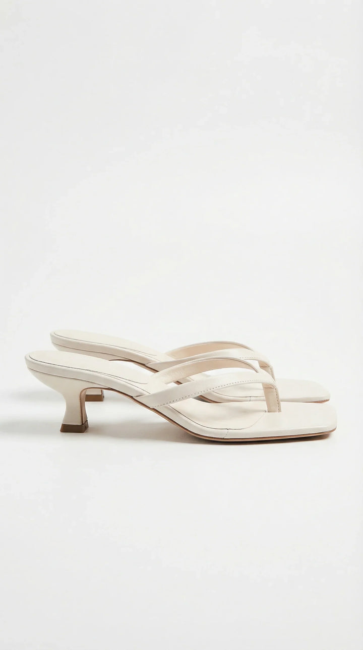 Sandali estivi donna casual infradito, tacco gattino, fasce sottili per outfit alla moda.