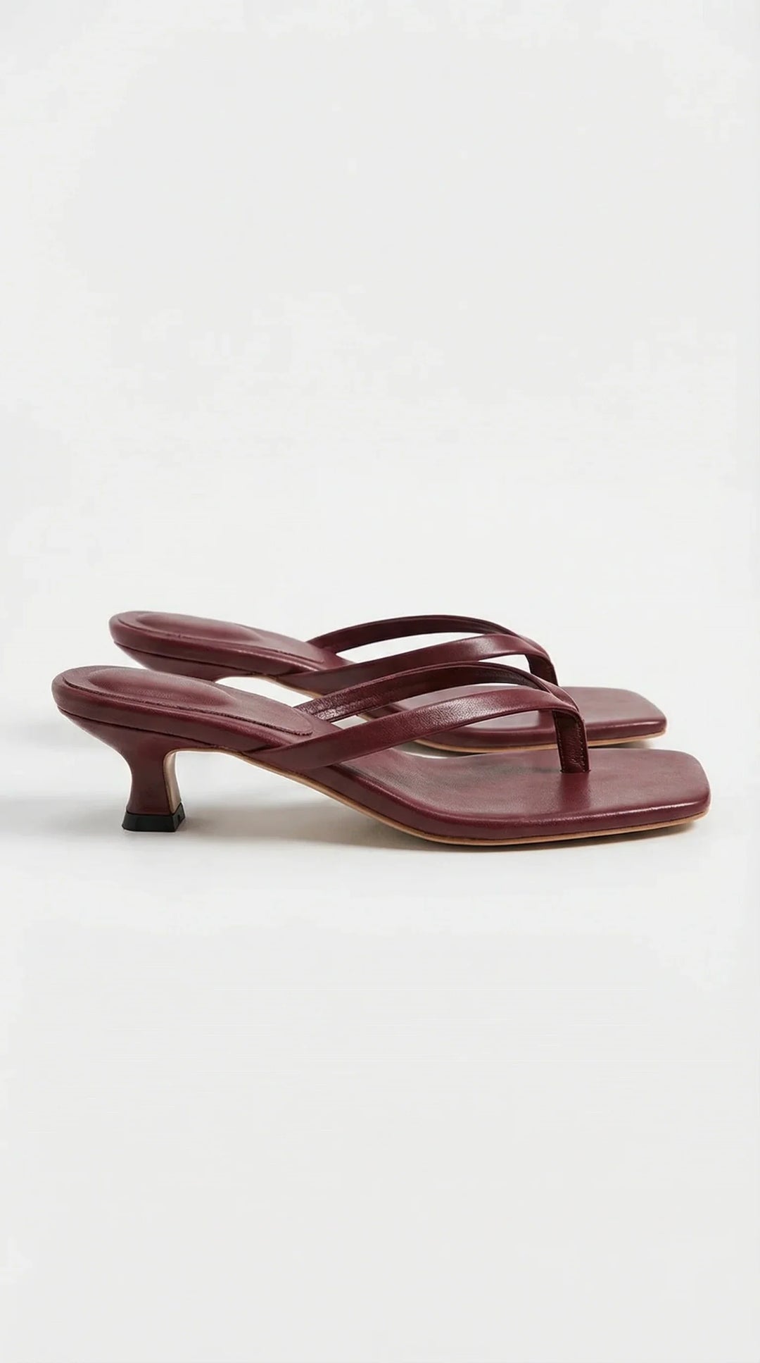 Infradito donna eleganti, tacco gattino e delicate fasce sottili per un tocco di moda estiva.