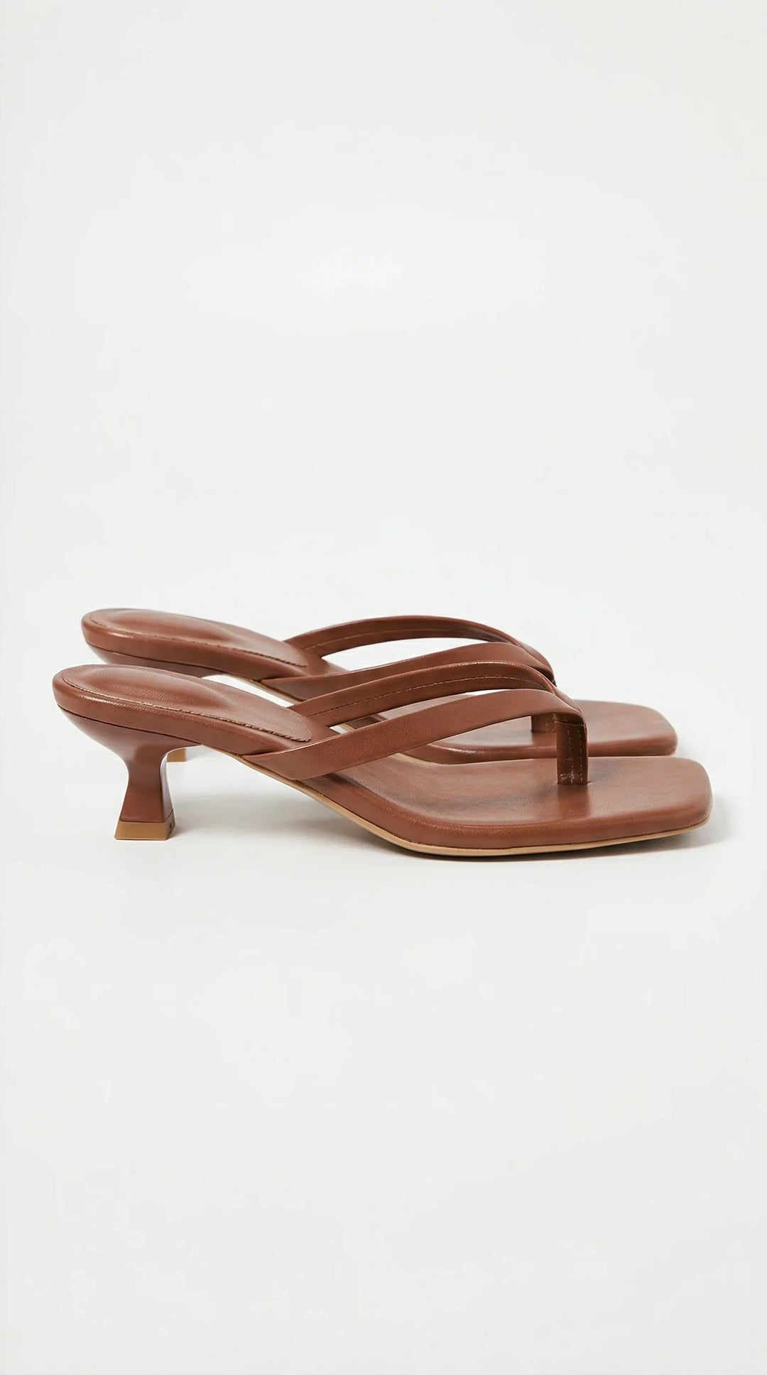 Calzature donna estive: sandali infradito con tacco gattino e fasce sottili, stile minimalista.