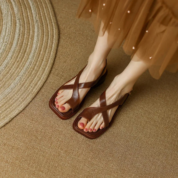 Sandali donna crossover moda estiva con fibbia. Perfetti per un look quotidiano versatile.