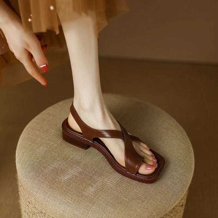 Scopri i sandali donna crossover con fibbia, comfort e stile per ogni occasione estiva.