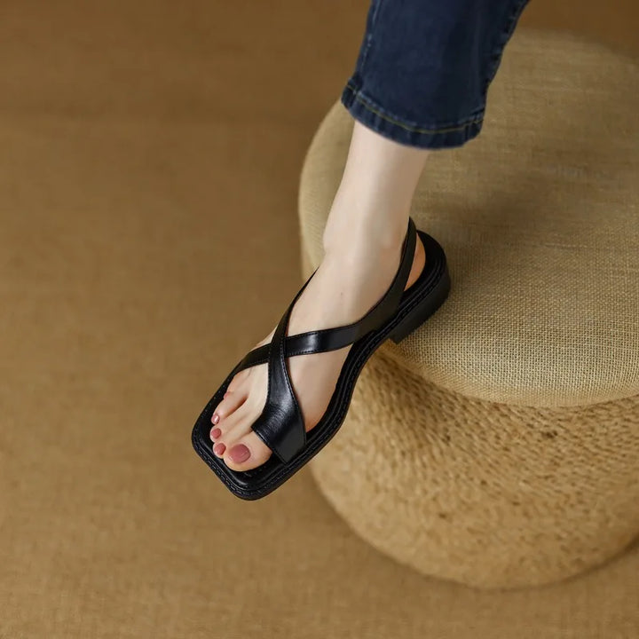 Perfetti per l'estate: sandali donna crossover con fibbia regolabile e stile versatile.