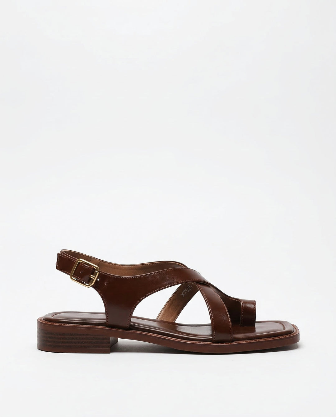 Calzature estive donna: sandali crossover con fibbia, perfetti per look quotidiani e versatili.