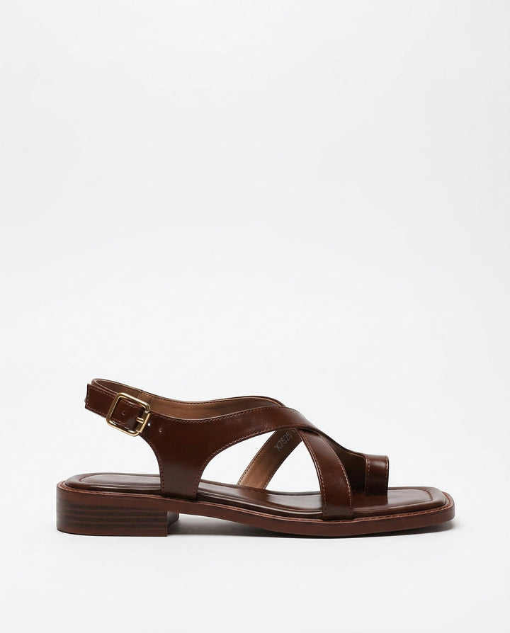 Calzature estive donna: sandali crossover con fibbia, perfetti per look quotidiani e versatili.