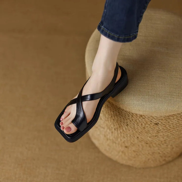 Sandali donna crossover per comfort quotidiano. Fibbia regolabile e stile estivo versatile.