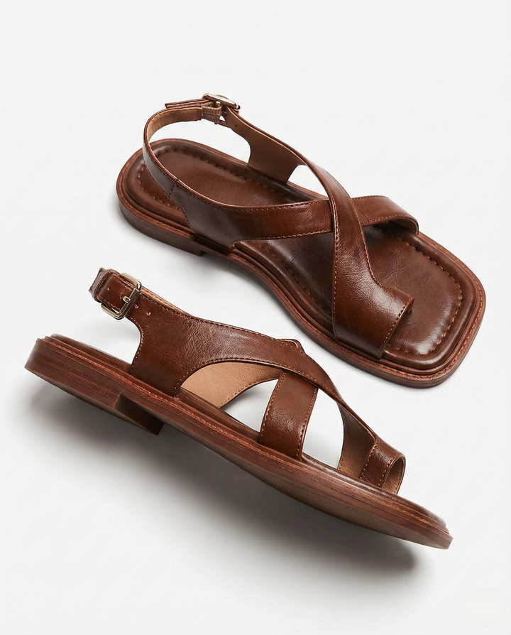 Moda femminile: sandali crossover donna con fibbia e tacco basso. Versatili ed eleganti.