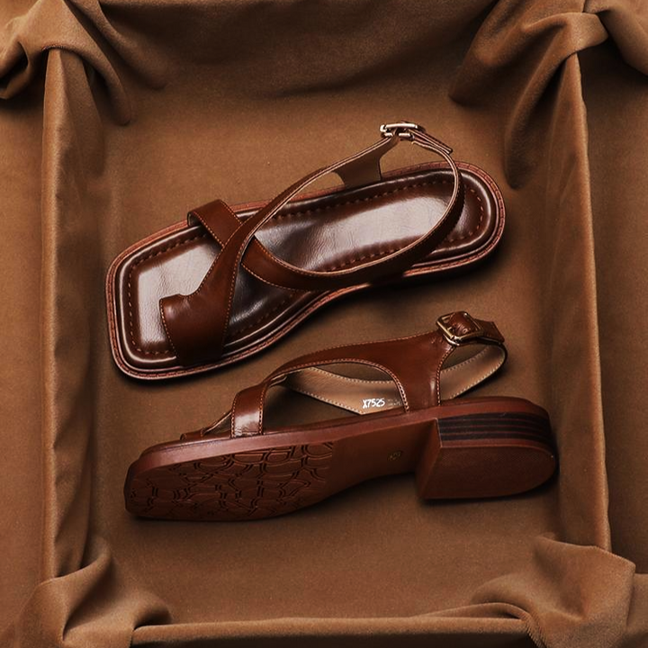 Sandali donna estivi con design crossover e fibbia. Comfort e stile per ogni giorno.
