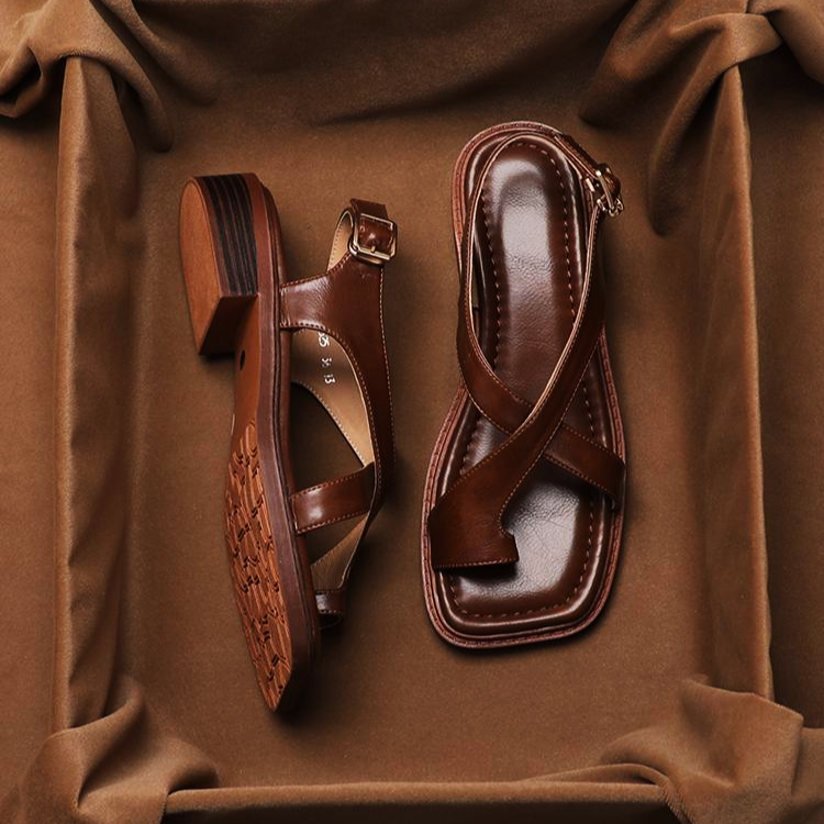 Scarpe da donna: sandali crossover con fibbia regolabile, ideali per comfort quotidiano.