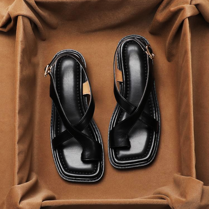 Comfort quotidiano con questi sandali donna crossover estivi a tacco basso e fibbia.