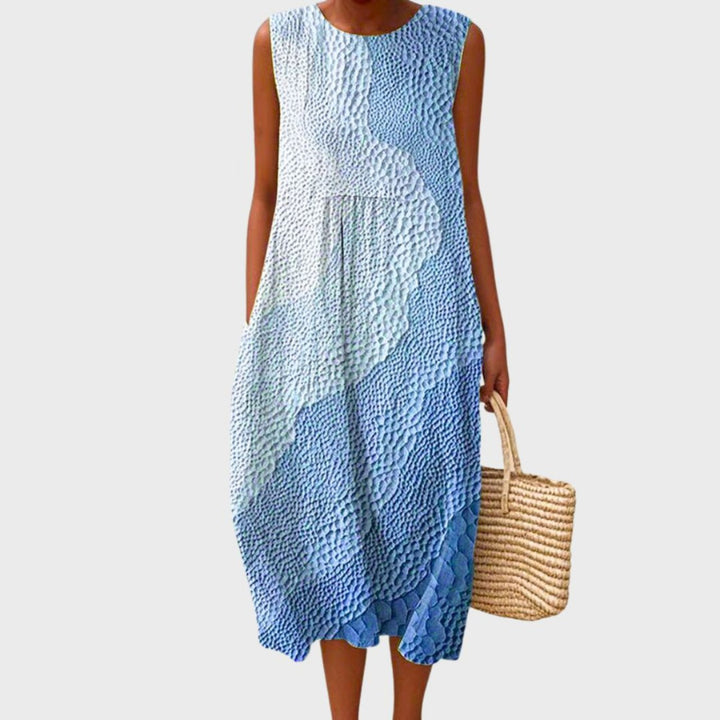 Abito midi donna estivo a quadri grigio chiaro, senza maniche e gonna svasata, comodo e casual per la primavera.