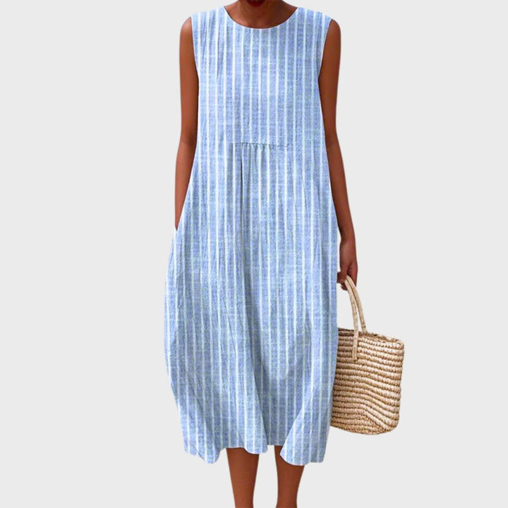 Abito midi donna primaverile a quadri blu/grigio chiaro, senza maniche, taglio svasato. Stile versatile casual-elegante.