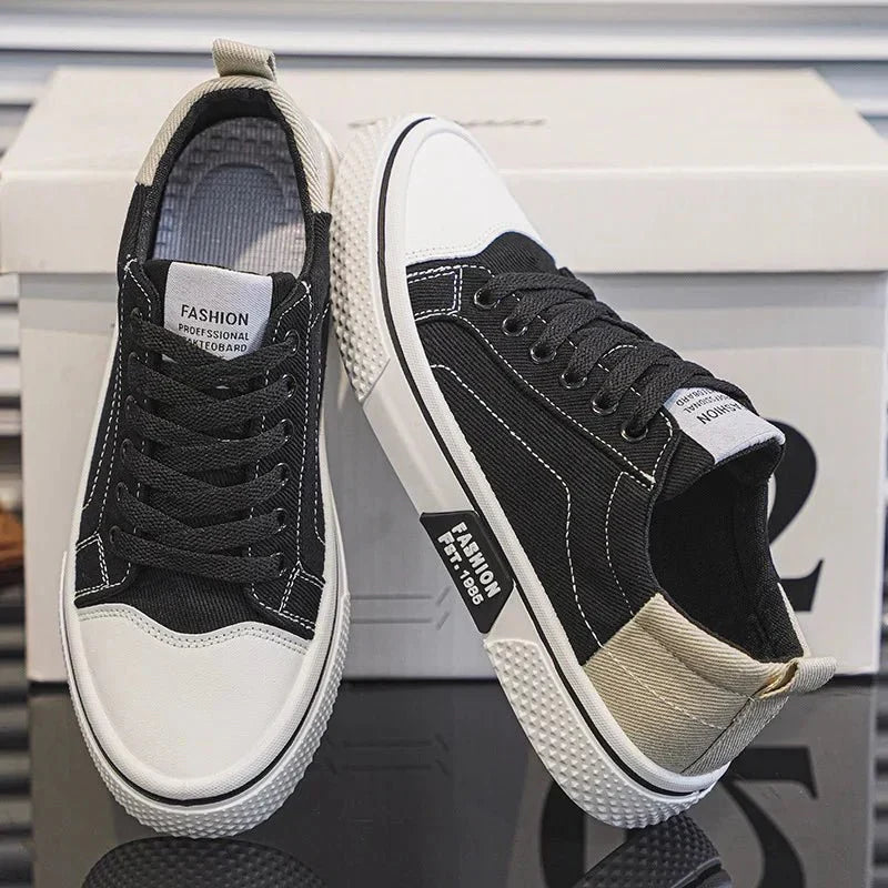 Comode sneakers da uomo basse stile retrò, stringate per un look casual versatile e alla moda.