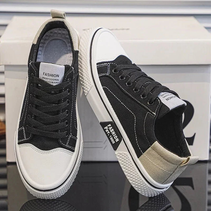 Comode sneakers da uomo basse stile retrò, stringate per un look casual versatile e alla moda.