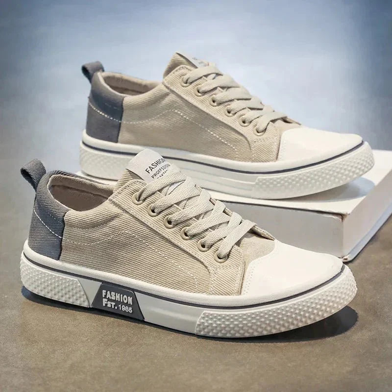 Sneakers uomo basse casual-retrò, stringate, perfette per camminare con stile e comfort quotidiano.