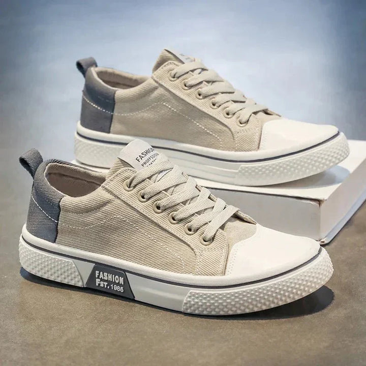 Sneakers uomo basse casual-retrò, stringate, perfette per camminare con stile e comfort quotidiano.