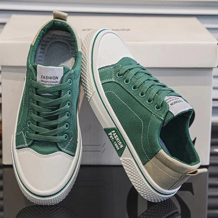 Moda uomo: sneakers basse retrò con dettagli classici, ideali per un look casual confortevole.