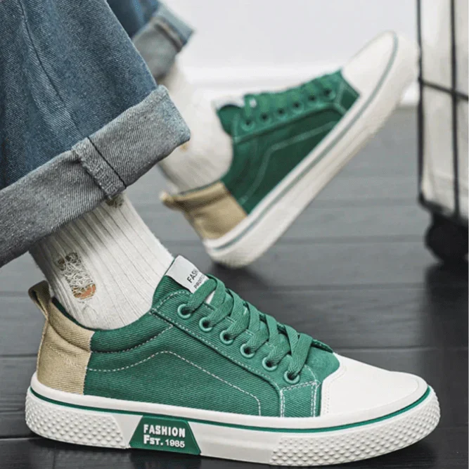 Sneakers retrò da uomo, basse e stringate, che uniscono comfort eccezionale e stile casual moderno.