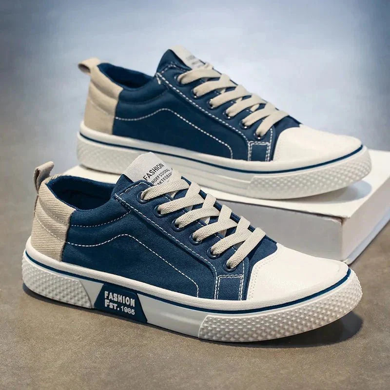 Scarpe sneakers uomo basse comode, design retrò stringato ideale per outfit casual di tutti i giorni.
