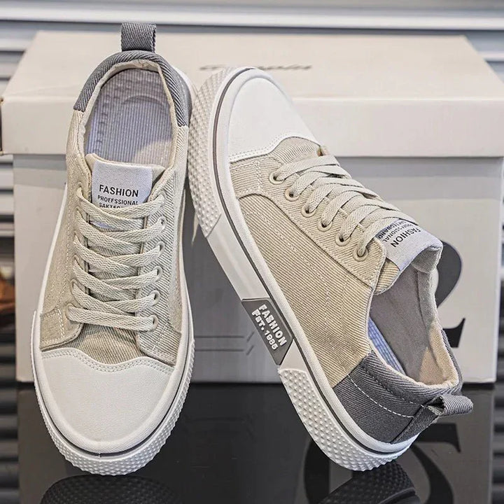 Scarpe da uomo retrò, sneakers basse e comode, con lacci per un look casual vintage di tendenza.