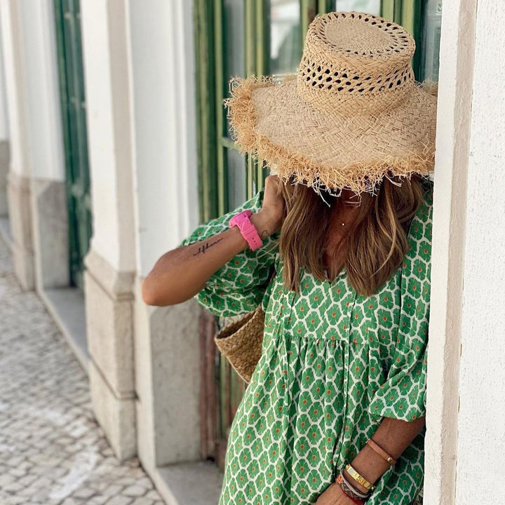 Abito lungo estivo fluido donna, in tonalità verde blu. Stile boho chic per un look rilassato ed elegante.