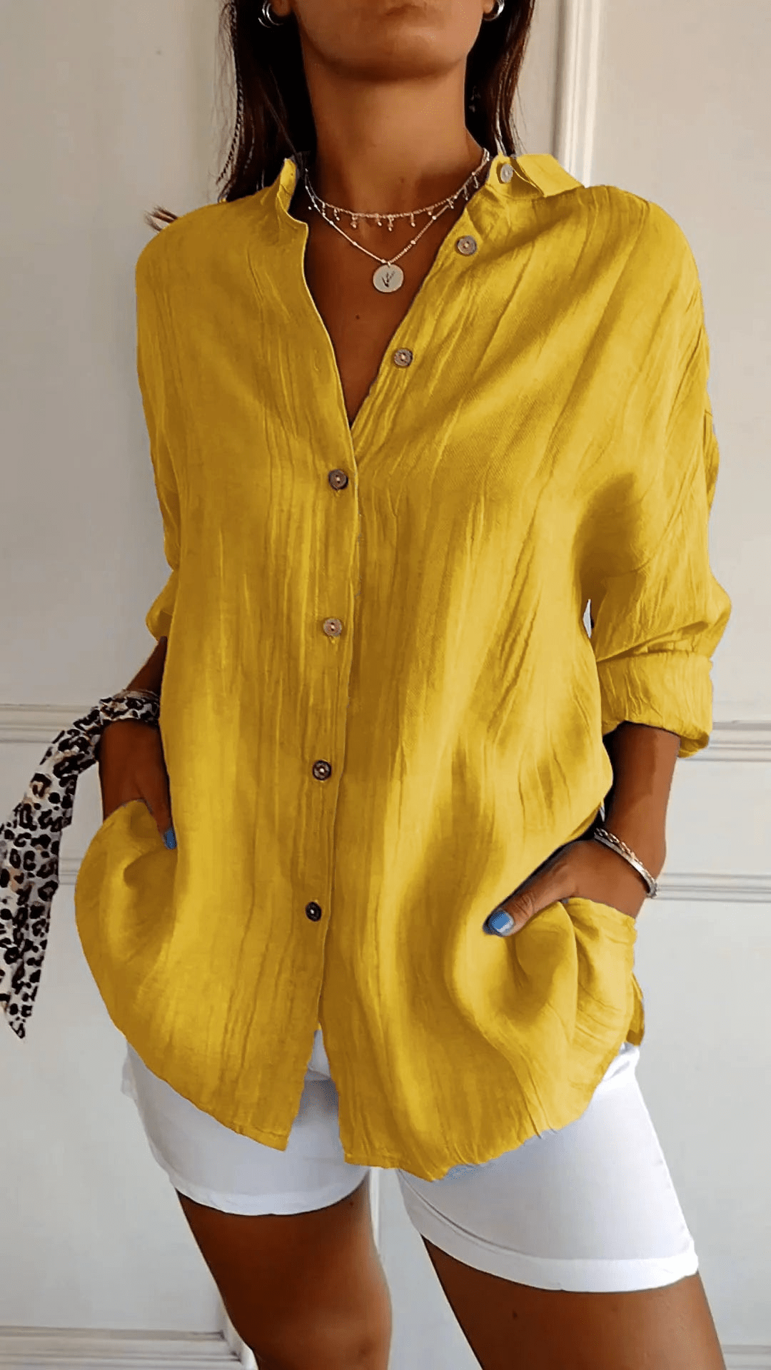 Camicia donna versatile slim fit con maniche lunghe, adatta per ufficio, casual e moda donna.